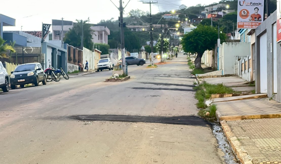 Após decisão judicial, Conasa inicia recuperação de ruas em Palmeira dos Índios