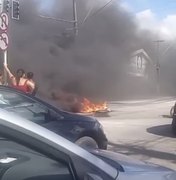 Protesto interdita avenida no Benedito Bentes e provoca trânsito na região