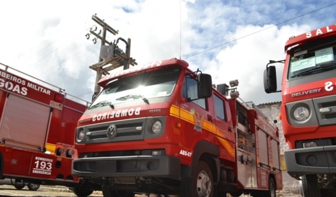 Incêndio atinge depósito de recicláveis neste sábado (2), em Arapiraca