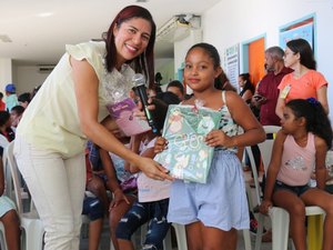 Crianças internadas ganham presentes natalinos no Hospital de Emergência do Agreste 