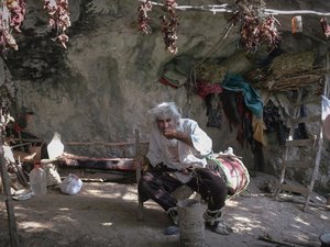 Há 20 anos morando em caverna, eremita se vacina e pede que sigam seu exemplo