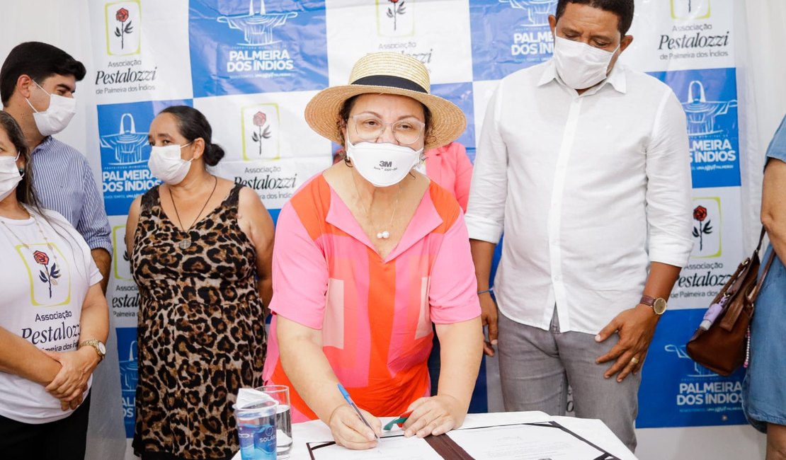 Deputada Tereza Nelma visita Palmeira e entrega 2,4 milhões em recursos destinados ao  desenvolvimento do município