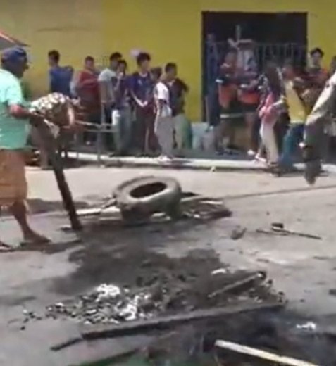 [Vídeo] Moradores do Benedito Bentes bloqueiam via princial do bairro em protesto contra falta de água