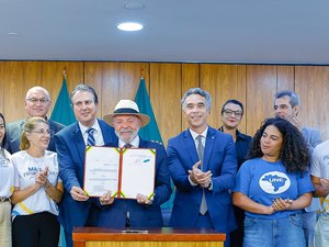 Rafael Brito participa do lançamento de programa para valorização dos professores