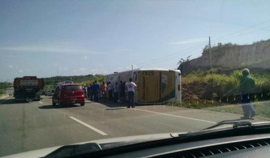 Em Sergipe, ônibus que saiu de Maceió tomba na BR-101