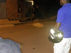 Homem é morto a tiros na porta de casa no Benedito Bentes