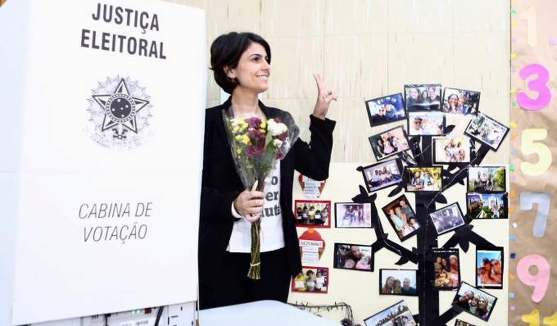 Manuela D’Ávila vota em Porto Alegre e se diz confiante