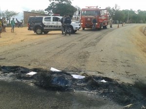 Moradores de Comunidade Rural de Craíbas bloqueiam rodovia para exigir lombada