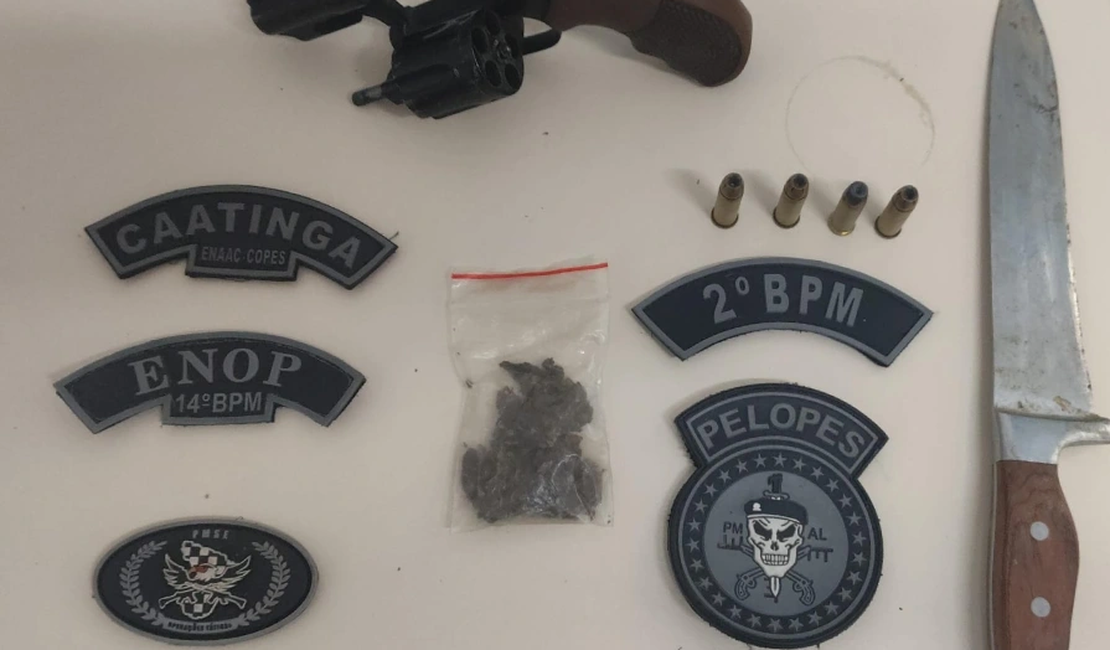 Homem tenta se esconder no banheiro de estabelecimento e é preso com arma e drogas
