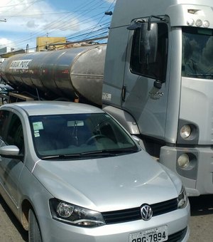 Acidente com carro-pipa e carro de passeio deixa trânsito congestionado no Centro de Arapiraca