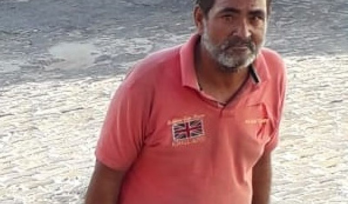 Sem identificação, homem percorre as ruas de Penedo e não sabe informar onde mora