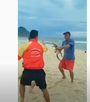 Filhote de jacaré vira “arma” de briga em praia do Rio de Janeiro