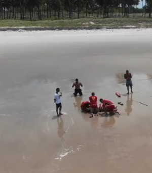 [Vídeo] Homem morre após se afogar na Praia do Francês durante feriado