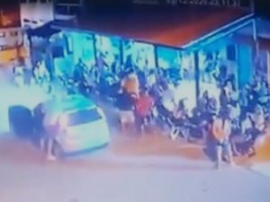 [Vídeo] Homem invade bar, atira em clientes e deixa cinco feridos