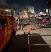 Colisão entre carros deixa uma pessoa morta e outra ferida na Serraria, em Maceió