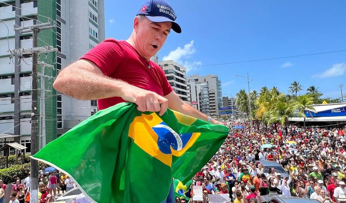 Ronaldo Medeiros é criticado por barrar membros do PT e sindicalistas em protesto contra PEC da Blindagem em Maceió