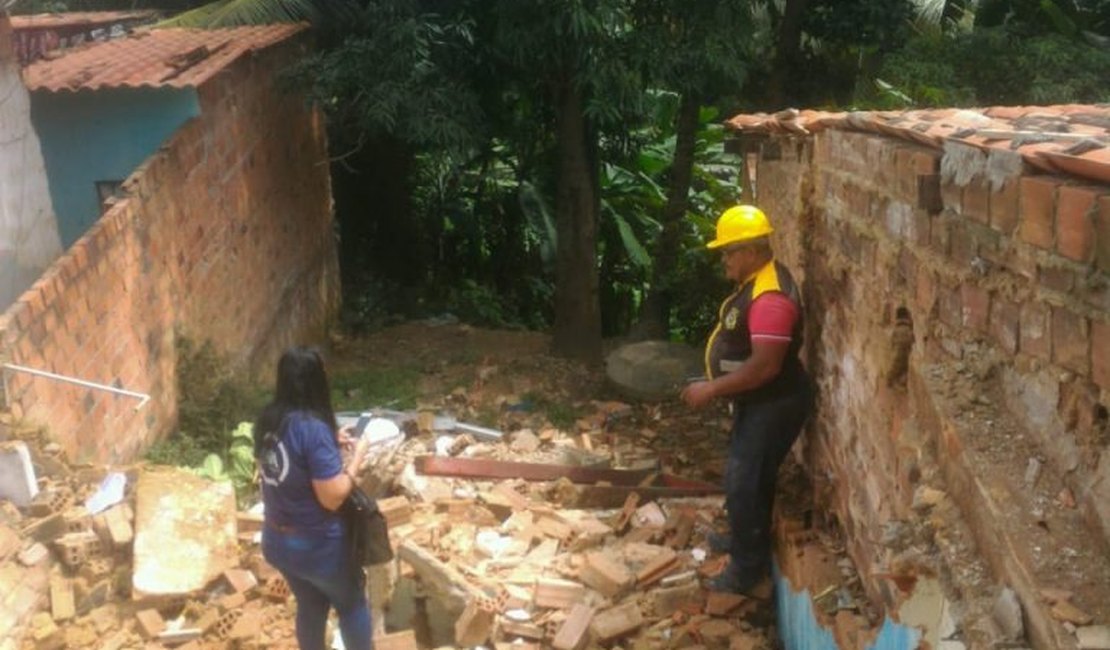 Parte de imóvel no Barro Duro é demolido por colocar população em risco