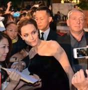 Angelina Jolie distribui autógrafos no Japão