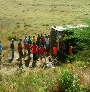Ônibus com romeiros alagoanos cai em ribanceira no interior de Pernambuco