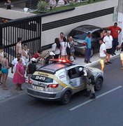 Carro invade calçada, derruba poste e atropela turistas em Maceió