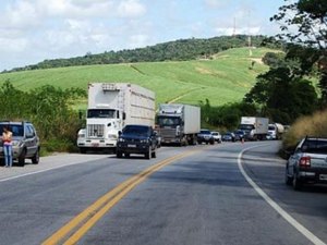 Acampamento é destruído e trabalhadores rurais interditam rodovia em Alagoas