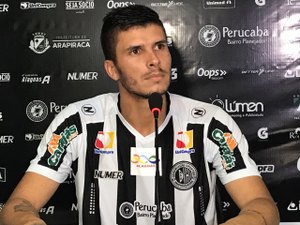 Kivel trabalha com o elenco e negociação de Léo Campos com CRB é descartada