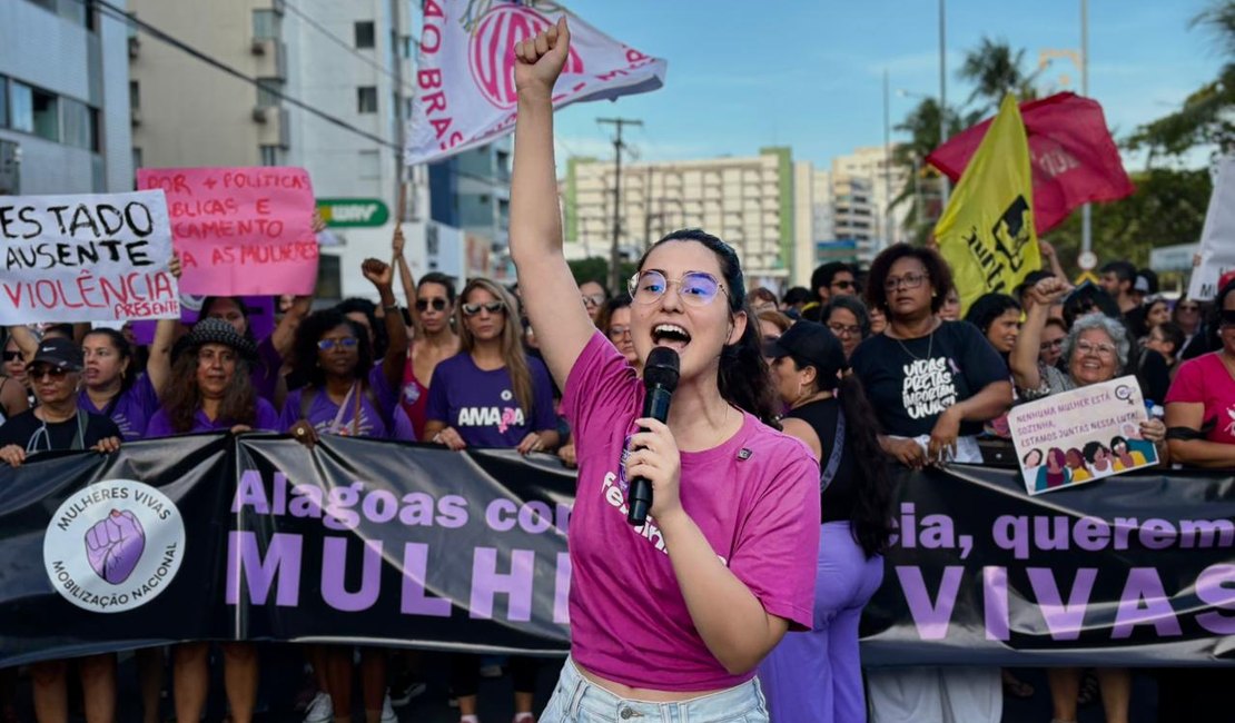 Teca Nelma participa de ato contra feminicídios e destaca força da mulher alagoana