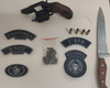 Homem tenta se esconder no banheiro de estabelecimento e é preso com arma e drogas