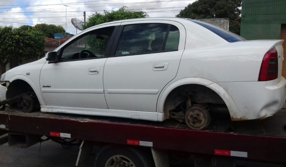 Condutor tem carro roubado e veículo é achado sem rodas
