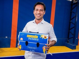 Prefeito Rodrigo Cunha entrega mais de cinco mil kits inéditos para crianças e estudantes atípicos