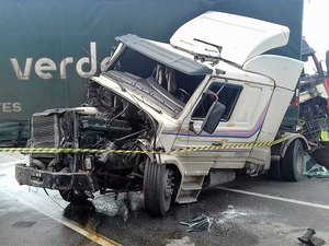 Colisão entre carretas interdita rodovia BR-101 em Alagoas