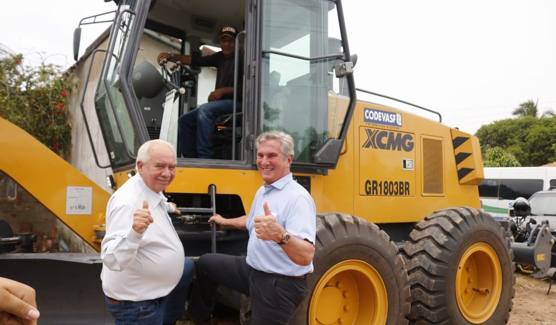 Senador Fernando Collor entrega máquina agrícola ao município de Maragogi