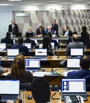 Em votação unânime, CCJ do Senado rejeita e enterra PEC da Blindagem