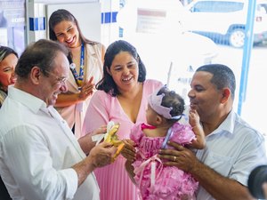 Prefeito Luciano entrega chave da cidade a 'bebê prefeita' durante cerimônia