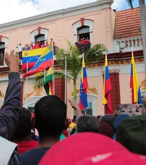 Maduro faz discurso da janela do palácio e diz que se manterá no poder
