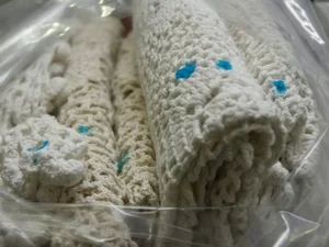 Mulher tenta levar cocaína engomada em crochê para Espanha e é presa