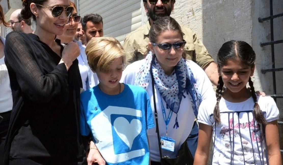 Angelina Jolie leva a filha Shiloh para visitas a campos de refugiados