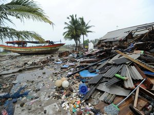 Chuvas dificultam esforços das equipes de resgate na Indonésia após tsunami