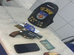 Jovem é preso após polícia flagrar venda de arma de fogo em conversa no WhatsApp