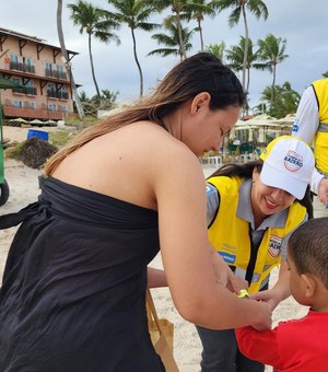 Ronda no Bairro distribui pulseiras de identificação para crianças nas praias do Francês e de Maceió