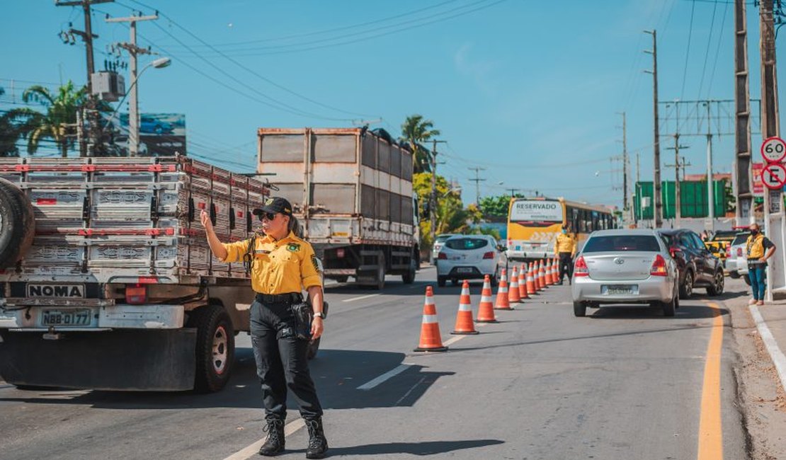 Obra em rede elétrica modifica trânsito da Avenida Gustavo Paiva, em Maceió