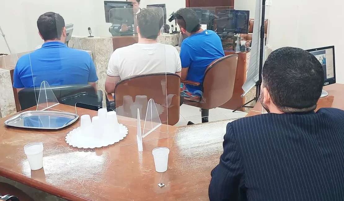 Justiça mantém prisão de um dos turistas em cruzeiro com dinheiro falso