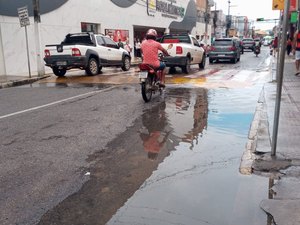 [Vídeo] Empresários reclamam há cinco anos de água empoçada no Centro de Arapiraca
