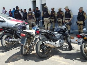 Ação policial prende três com arma e veículos adulterados