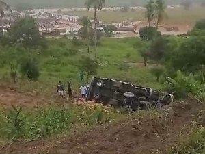 [Vídeo] Caminhão-baú sai da pista e tomba na AL 465 horas após a pista, que foi interditada devido chuvas, ser liberada