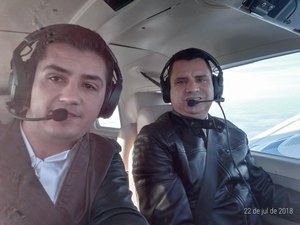 Foto mostra piloto e copiloto de avião de Bernardo Ribas Carli momentos antes de queda