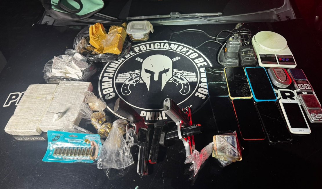 PM prende dupla com armas de fogo e mais de 3kg de drogas no Jacintinho