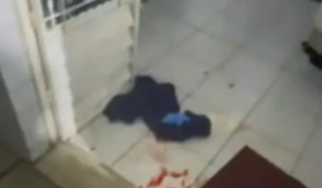 Jovem morre queimado e mulher fica gravemente ferida em incêndio dentro de kitnet em Maceió