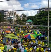 Manifestantes fazem ato em apoio ao presidente Bolsonaro em Maceió