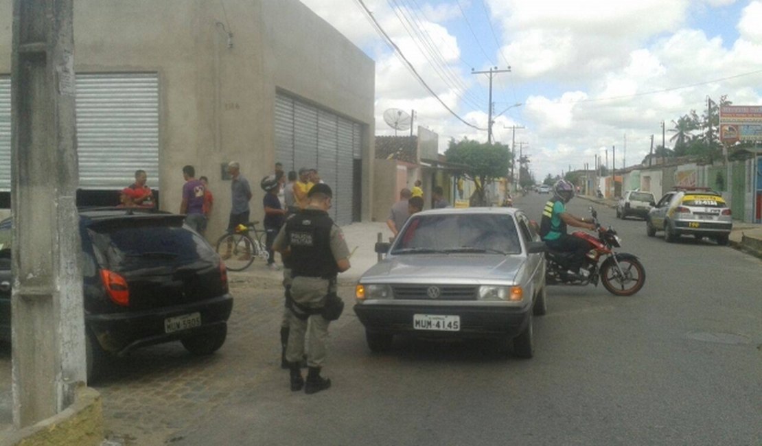 Colisão entre dois carros gera confusão em Arapiraca